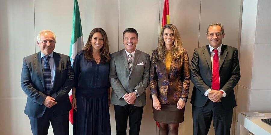 Reunión en la embajada