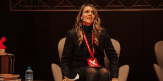 angela exponiendo